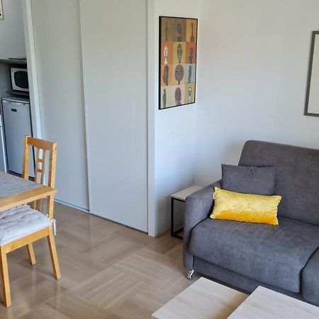 2P Entierement Climatise I Bien Insonorise I Wifi I A 300 M De La Mer I Restaurants Commerces Et Transports A 5Mn A Pied I Ideal 2 Personnes I Possibilite 4 Avec Canape Lit De Qualite I Tres Belle Douche Кан сюр Мер Екстериор снимка
