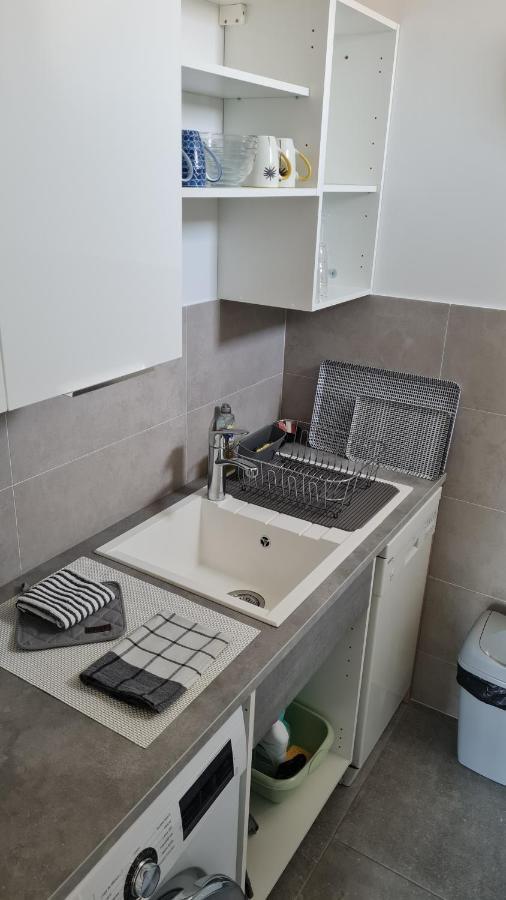 2P Entierement Climatise I Bien Insonorise I Wifi I A 300 M De La Mer I Restaurants Commerces Et Transports A 5Mn A Pied I Ideal 2 Personnes I Possibilite 4 Avec Canape Lit De Qualite I Tres Belle Douche Кан сюр Мер Екстериор снимка